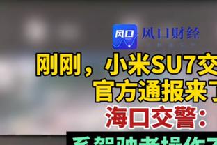 ?詹姆斯抱着奖杯领着队友回更衣室：都搞定了！宝贝~